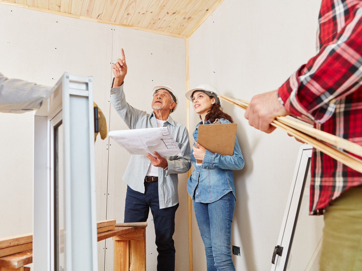Lista de comprobación para una renovación bien planificada Revisión de la lista de comprobación de la reforma y de los planos arquitectónicos con los expertos in situ
