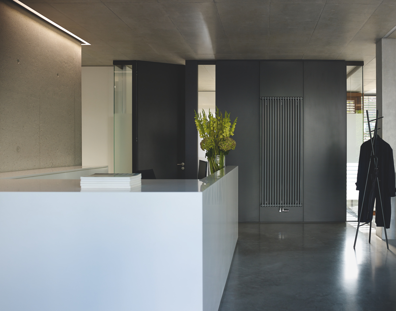 Zehnder_RAD_Charleston-HY_2200_16_anthracite_buero_empfang_01 Reference Zehnder Charleston Decorative radiator