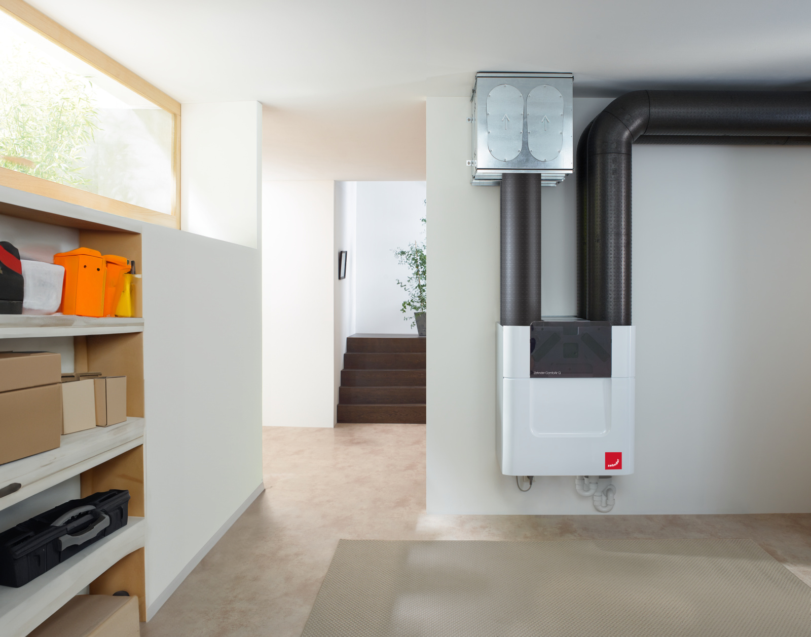 Aire fresco en toda la casa Unidad de ventilación compacta de Zehnder con conductos instalados en el pasillo de una vivienda