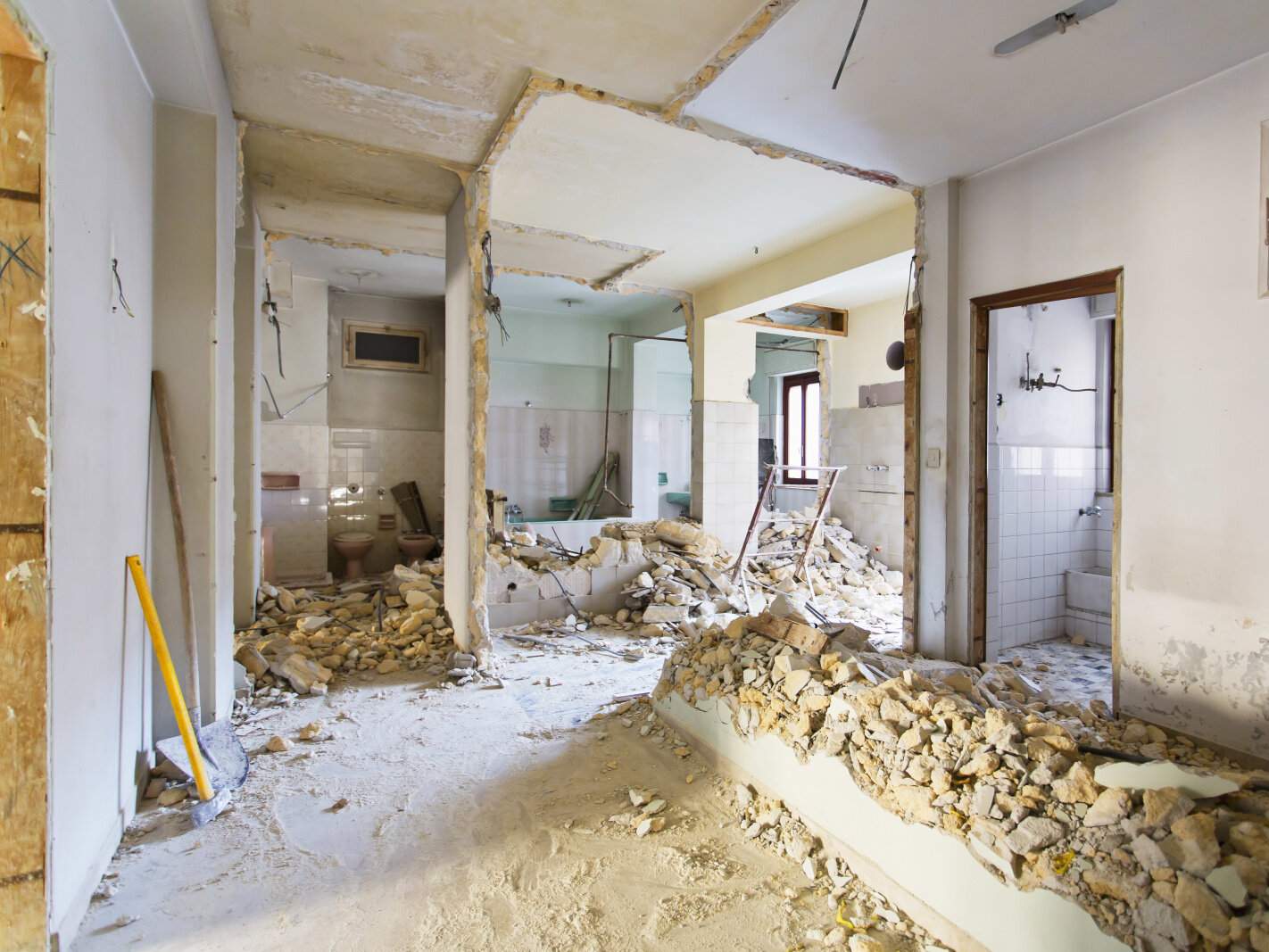 Preparación integral del emplazamiento para la renovación Desmontaje de los elementos interiores y trabajos estructurales durante un proyecto integral de rehabilitación de una vivienda