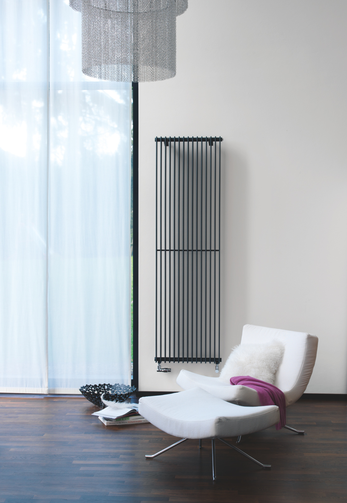 Zehnder_RAD_Excelsior-HY_milieu_chair Rendering Zehnder Excelsior Decorative radiator Front view
