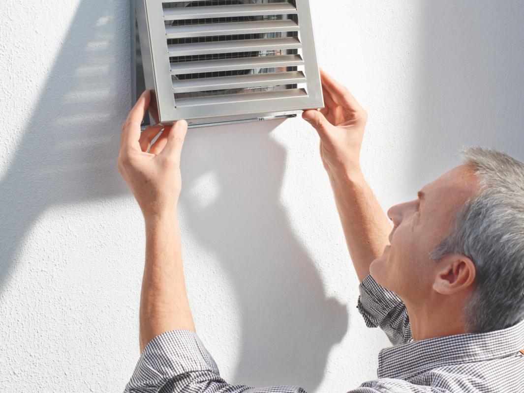 Zehnder_CSY_Air_Distribution_grille_External_wall_filter_exchange_people_open Photograph Zehnder ComfoEdge Comfortable indoor ventilation Front view