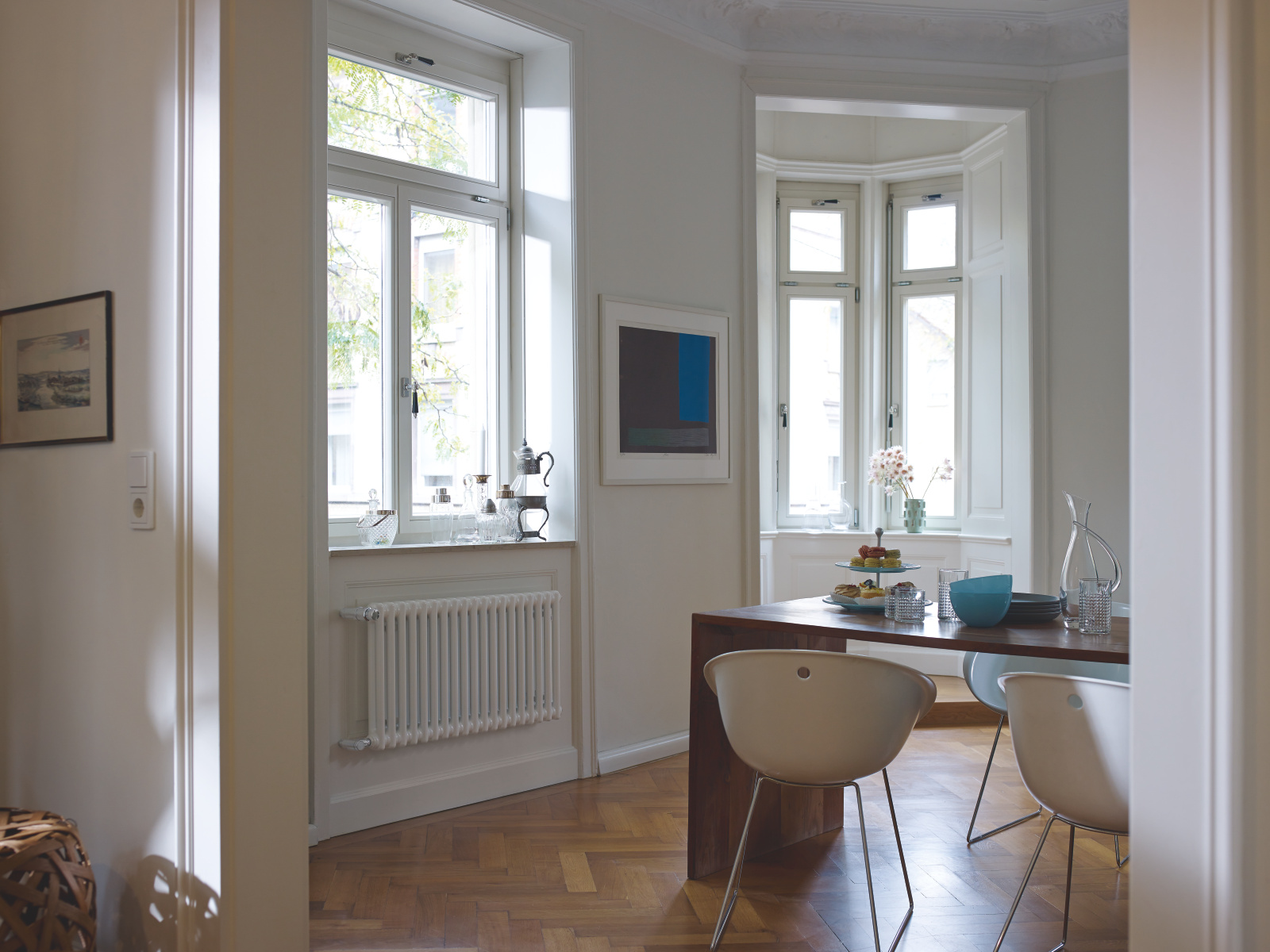 Zehnder_RAD_Charleston-Retrofit-HY_2046_19_RAL9016_essen_01a Rendering Decorative radiator Front view